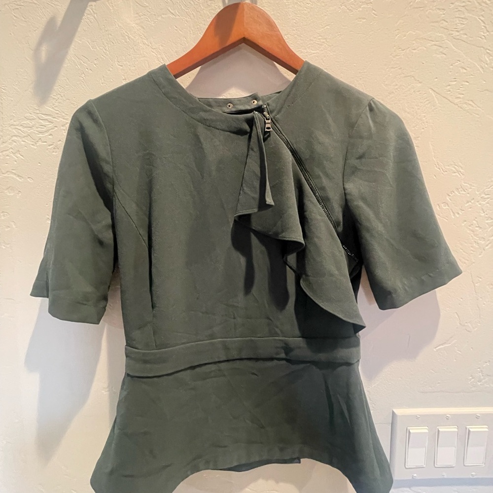 BCBGMAXAZRIA Silk Blend Peplum Top XS Green Ruffle Zip